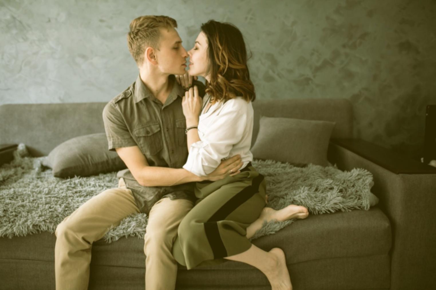 Familie beim gemeinsamen Gespräch am Tisch